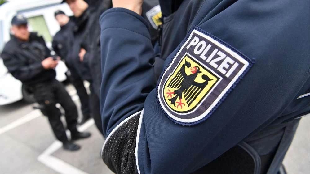 Άνδρας που φορούσε γιλέκο με καλώδια εντοπίστηκε κοντά στο αεροδρόμιο του Βερολίνου